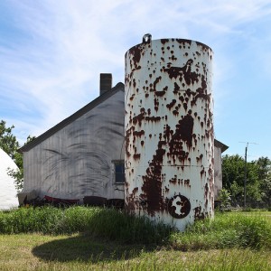 A cylindrical silo in South Dakota, perhaps the basis of a related rates problem in calculus. Image: flickr user Lars Plougmann